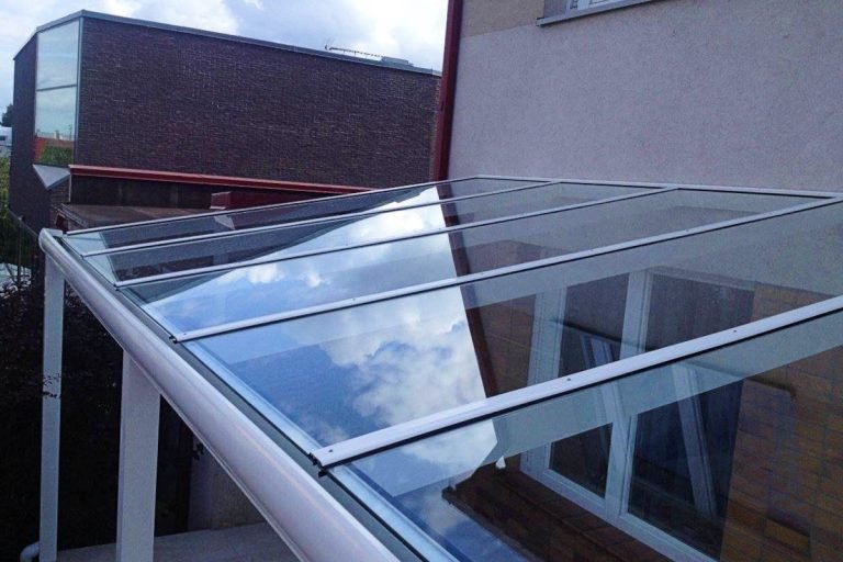 Terasos stoginė su grūdinto stiklo stogo danga
