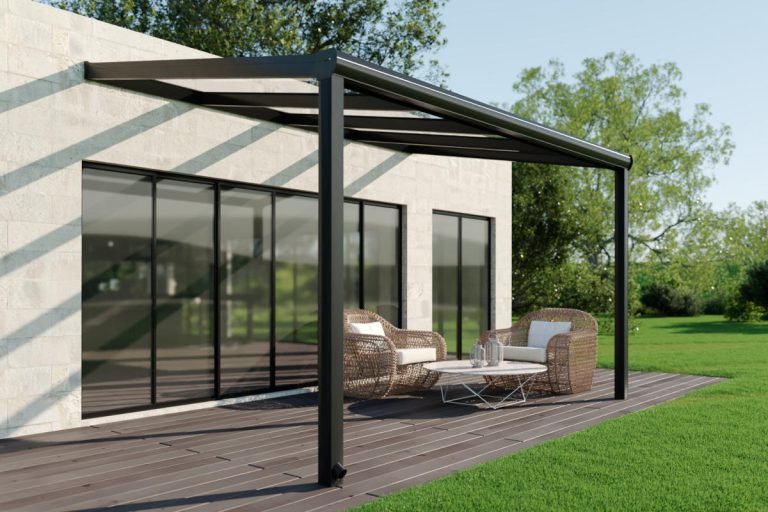 Terasos stoginė su grūdinto stiklo stogo danga