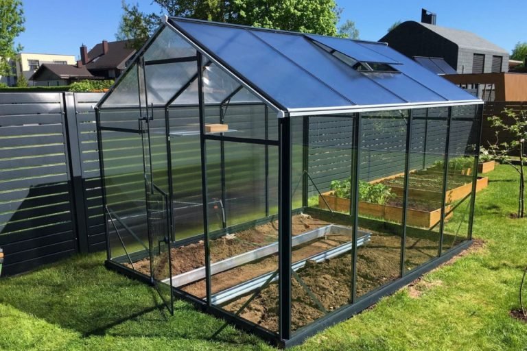 Šiltnamis SANUS su grūdinto stiklo danga sienoms ir polikarbonato danga stogui