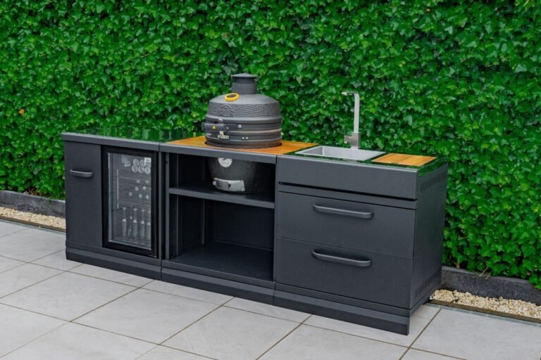 Lauko virtuvė su Kamado ir šaldytuvu, kriaukle