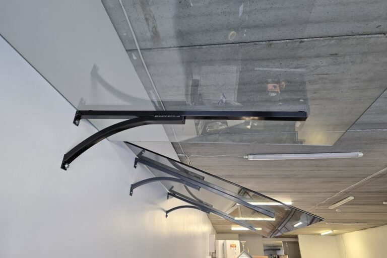 Stiklo stogelis virš lauko durų